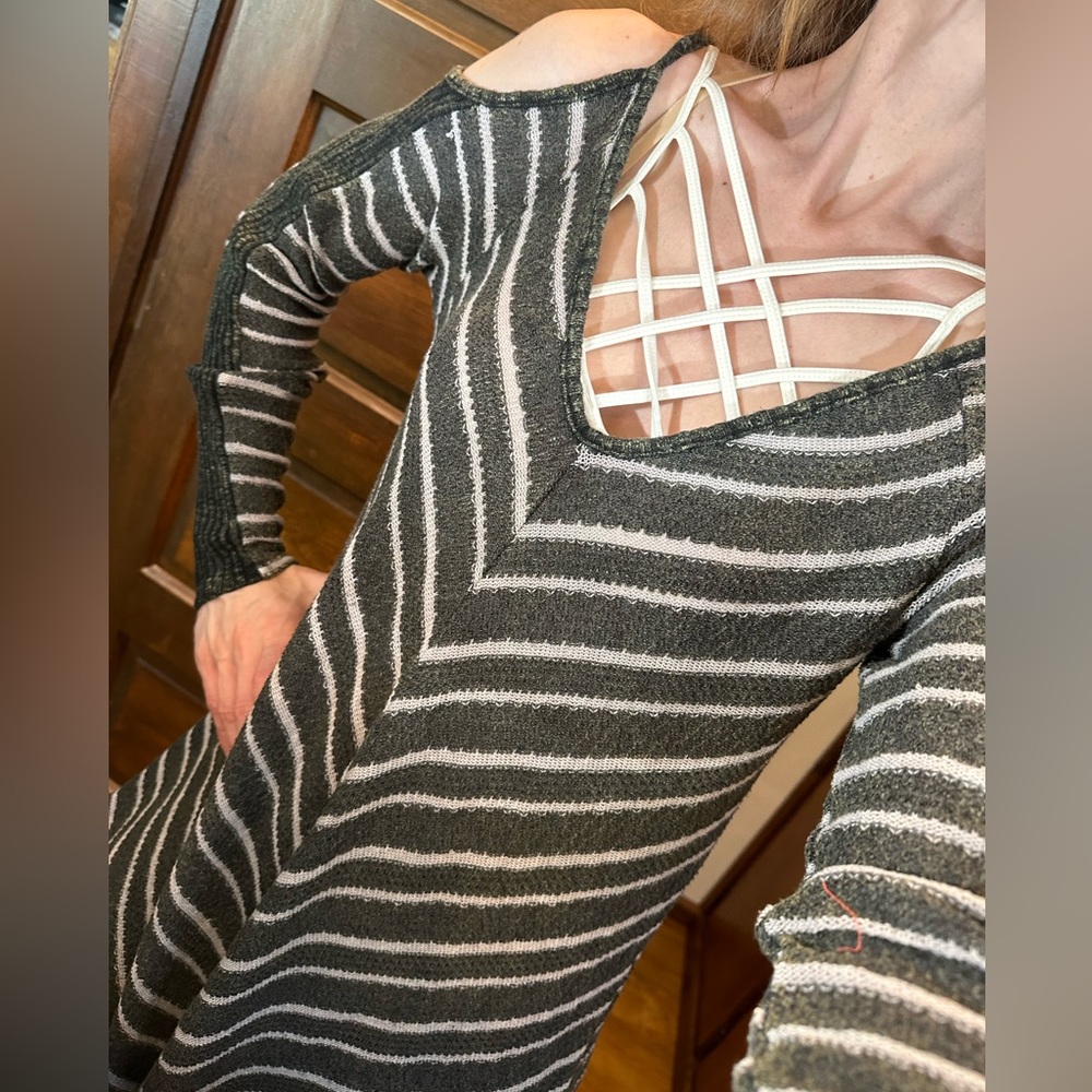 GILDED INTENT, BUCKLE, Cold Shoulder Striped Tunic Sweater Top, XS, BARELY WORN!
